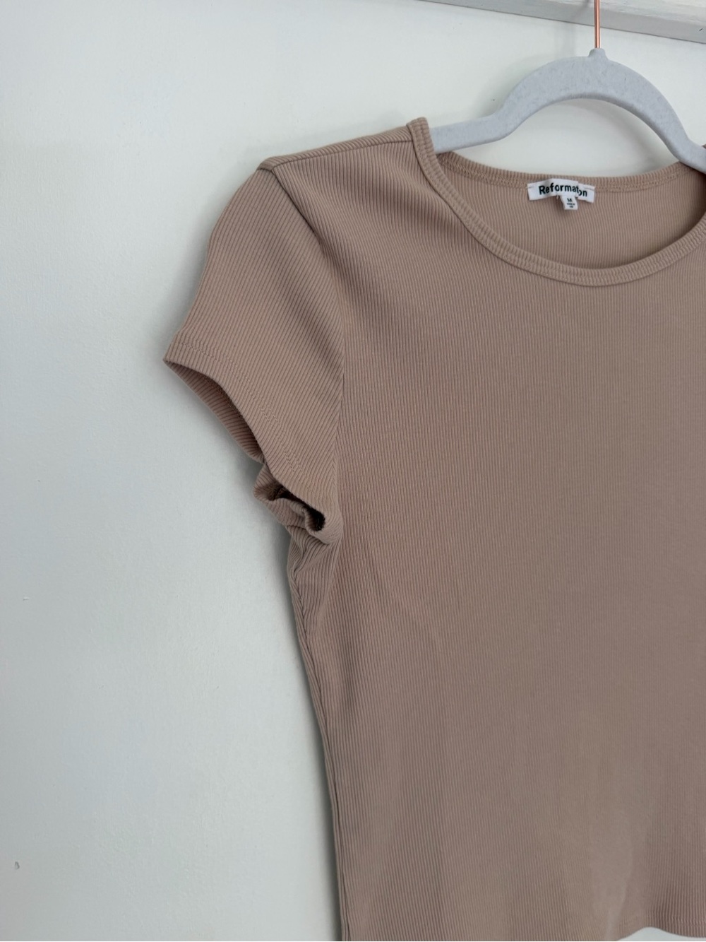 Reformation "Muse" Sand Tan Neutral Ribbed Baby Cropped Tee Shirt - Picture 5 of 16